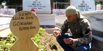 Şehit Babası Oğlunun Mezarına, Şehidin Kıyafetlerini Giyerek Gidip Dua Etti