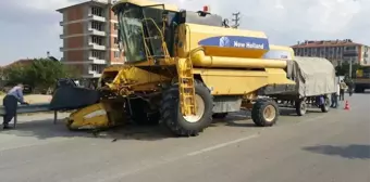 Biçerdöverle Çarpışan Kamyonetteki Kişi Yaralandı