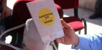 Gazetecilere 'Gazeteciler İçin Basın Kartı' Rehberi Dağıtıldı