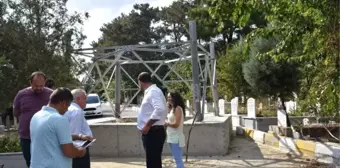 Mezarlığın Ortasına Elektrik Direği Dikildi