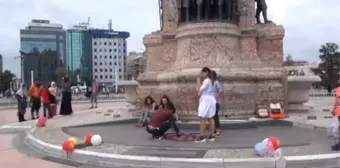 Taksim Meydanı'ndaki Evlilik Teklifi Renkli Görüntüler Oluşturdu