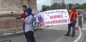 Taksim Meydanında Evlilik Teklifi