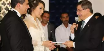 Davutoğlu Yeğeninin Nikah Törenine Katıldı