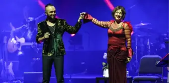 Nazan Öncel, Sahnede Tarkan'a ve Vefat Eden Eşi Akşit Togay'a Teşekkür Etti