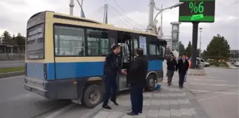 Minibüs Direğe Çarptı: 4 Yaralı