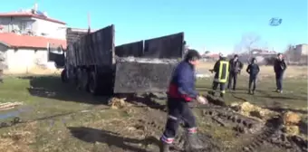 Afyonkarahisar'da Saman Yüklü Kamyon Alev Aldı