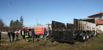 Saman Yüklü Kamyonda Yangın Çıktı