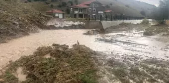 Sağanak Yağış Taşkınlara Neden Oldu