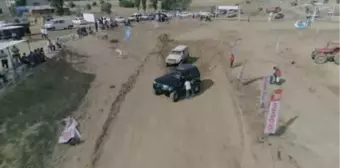 Off-road Yarışları Nefes Kesti- Motocross Gösterileri Sırasında Motosiklet Sürücüsünün Çamur...