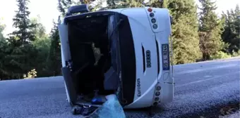 Sürücüsü Ehliyetsiz Servis Midibüsü Devrildi: 19 İşçi Yaralı