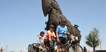 Öğretmen Çift, 4 Yaşındaki Kızlarıyla 1500 Kilometre Pedal Çevirdi