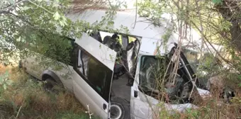 Kaçak Göçmenleri Taşıyan Minibüs Kaza Yaptı: 30 Yaralı