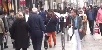 İstiklal Caddesi'nde Bir Ören Bayan...hem Yürüyor, Hem Örüyor