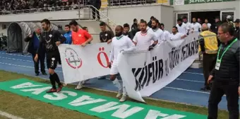 Futbolcular Sahaya 'Küfüre ve Kötü Tezahürata Hayır' Pankartı ile Çıktı