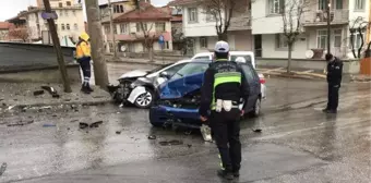 Kütahya'da İki Otomobil Çarpıştı: Muhabir ve 2 Kişi Yaralandı