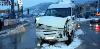 Kavşakta, Öğrenci Servisi ile Halk Otobüsü Çarpıştı: 12 Yaralı