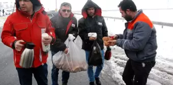 Yolda Kalan Sürücülere Çay ve Poğaça İkramı