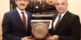 Vali Yavuz'dan Belediye Başkanlarına Teşekkür Plaketi