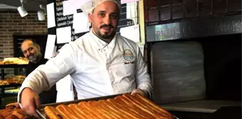 Börekçi, İstiklal Marşı'nı Okuyan Müşterilerine Bedava Börek Veriyor