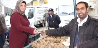 Ev Kadını, Yolda Bulduğu Parayı Sahibine Teslim Etti