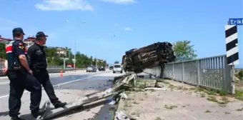 Takla Atan Araç Köprü Korkuluğunda Asılı Kaldı