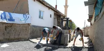 Köylere Kilitli Parke Taş Döşeniyor