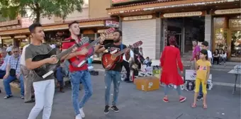 Sokak müzisyenleri Diyarbakır'da ilgi odağı oldu