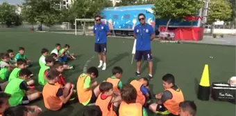 AYDIN Tek yumurta ikizleri futbol oynarken forma numaralarından ayırt ediliyor