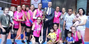 Biraz Veteran Voleybol Takımı Kocaeli'de şampiyon oldu