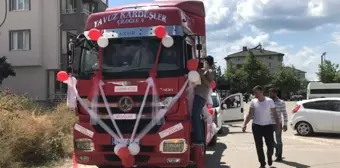 Nakliyeci kardeşler, tırı sünnet aracı yaparak çocuklarını gezdirdiler.