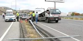 Otomobil aydınlatma direğine çarptı: 2'si çocuk 7 yaralı