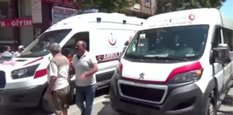 Minibüs, yayalara yol vermek için duran araçlara çarptı: 1 yaralı