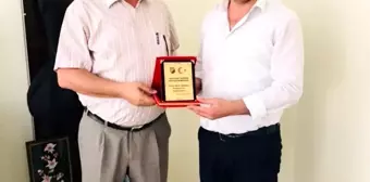 Gercüş Spor Kulübü Başkanı Günaydın'dan HEM Müdürü Taşpınar'a plaket