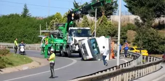 Ataşehir'de devrilen kamyonet nedeniyle trafik durdu