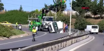 ATAŞEHİR'DE DEVRİLEN KAMYONET NEDENİYLE TRAFİK DURDU