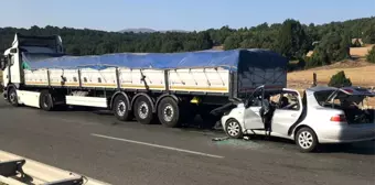 Kütahya'da otomobil tıra çarptı: 2 ölü, 4 yaralı