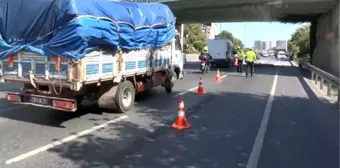 Esenler'de kamyon üst geçide takıldı, arkadan gelen motosikletli kıl payı kurtuldu