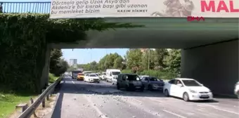 Esenler'de kamyon üst geçide takıldı, arkadan gelen motorsikletli kıl payı kurtuldu