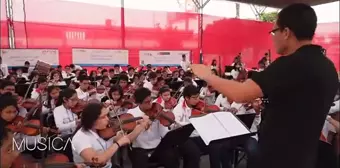 Peru'da imkanı olmayan çocuklara müzik eğitimi fırsatı