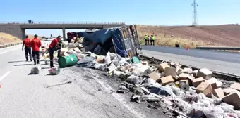 Kaza yapan tırın dorsesindeki gıda maddeleri yola saçıldı