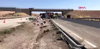 Kırıkkale tır devrildi, dorsedeki ürünler yola saçıldı