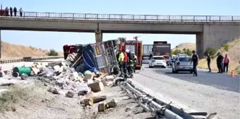 Tır devrildi, dorsedeki ürünler yola saçıldı