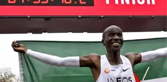 Kenyalı atlet Eliud Kipchoge tarihe geçti