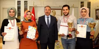 AİÇÜ Rektörü Prof. Dr. Karabulut, Rusça Olimpiyatlarında ödül alan öğrencileri kabul etti