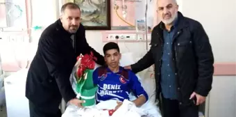 Amatör maçta ayağı kırılan futbolcuyu mutlu eden ziyaret