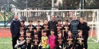 Isparta Halıkent Ortaokullu minikler futbolda şampiyon oldu