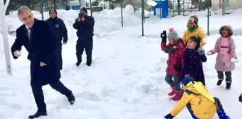 'Birader öğretmen misin' sözleriyle gündem olan Vali, öğrencilerle kar topu oynadı