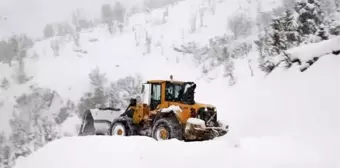 Yolu kardan kapanan köyde mahsur kalan hasta 4 saatte kurtarıldı