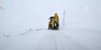 Yolu kardan kapanan köydeki hasta için seferber oldular