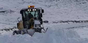 Erzincan'da kapanan köy yollarının açılması için çalışmalar devam diyor